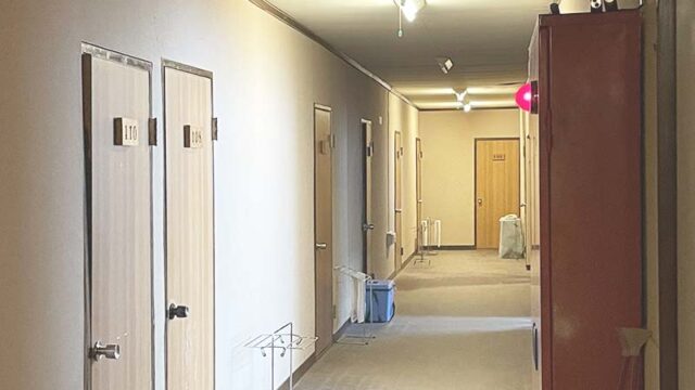 松川温泉峡雲荘の自炊棟の廊下。シンプルな作り。