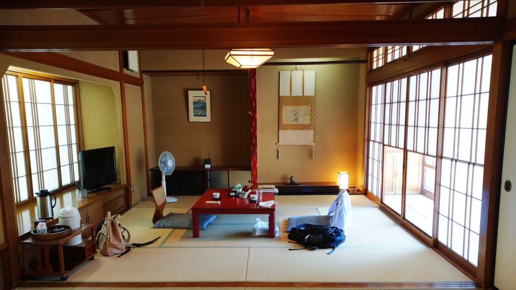 山形県の山菜料理が名物の旅館「出羽屋」さんの部屋