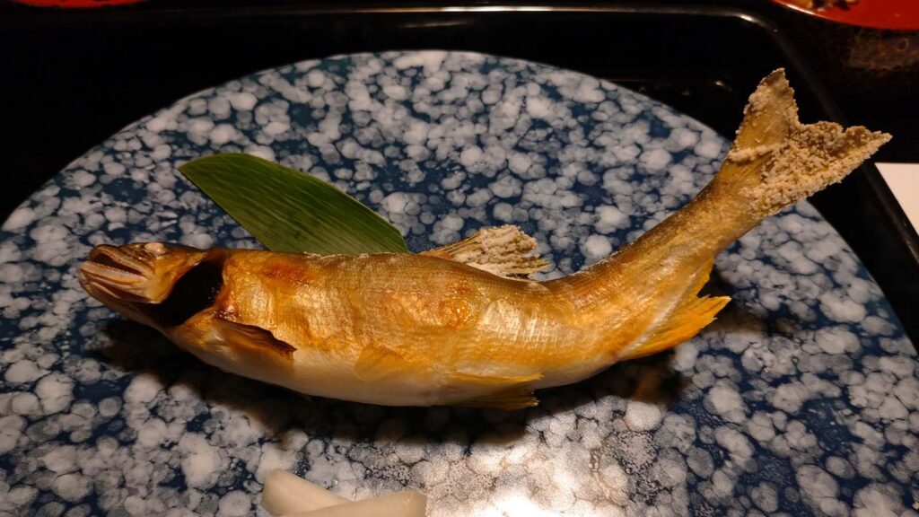 出羽屋さんの夕食　鮎のさんが焼き