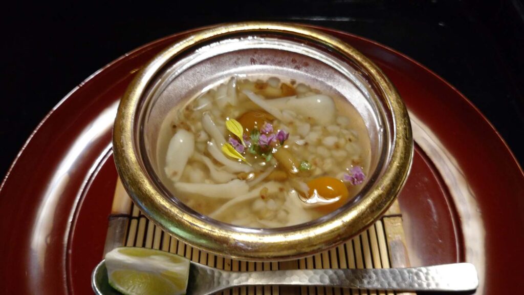 出羽屋さんの夕食　冷製麦蕎麦。なめこも入っています。