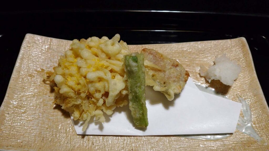 出羽屋さんの夕食　揚げ物に菊の天ぷら。珍しい！