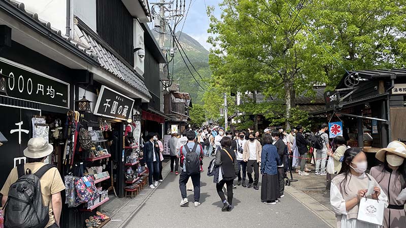 湯布院の湯の坪街道 賑やかです。
