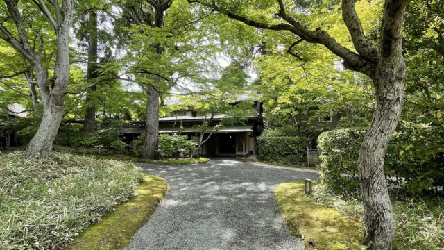 湯布院の亀の井別荘 門からフロントへ