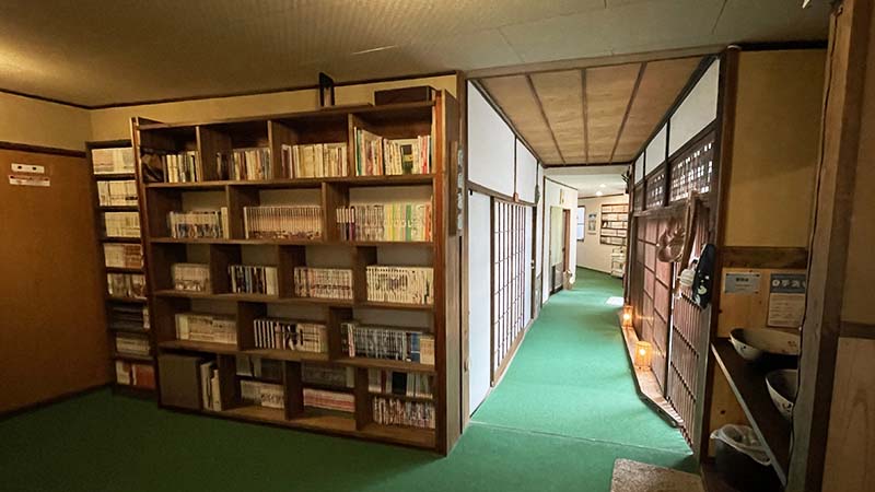 沓掛温泉叶屋旅館の漫画本棚