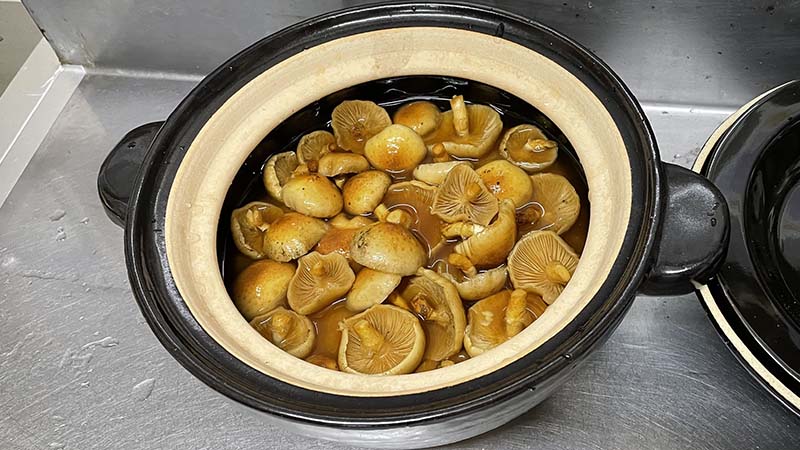 なめこの炊き込みご飯を仕込んだところ