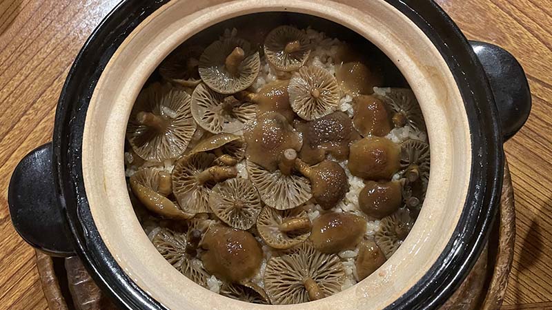 なめこの炊き込みご飯が炊きたて