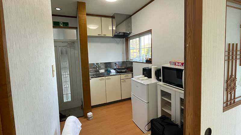 森の風の部屋の台所 ワンルームアパートと思えばよい