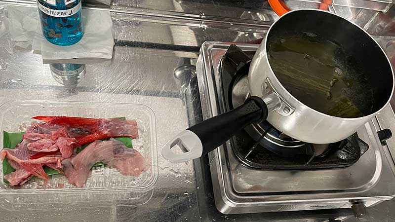 しゃぶしゃぶ用のスープを作る　昆布とアラで。