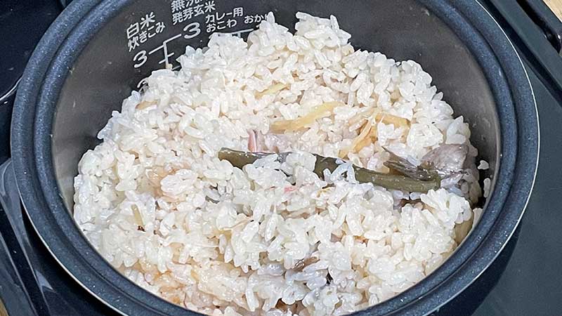 金目の炊き込みご飯　頭をとって混ぜ混ぜしたとこ