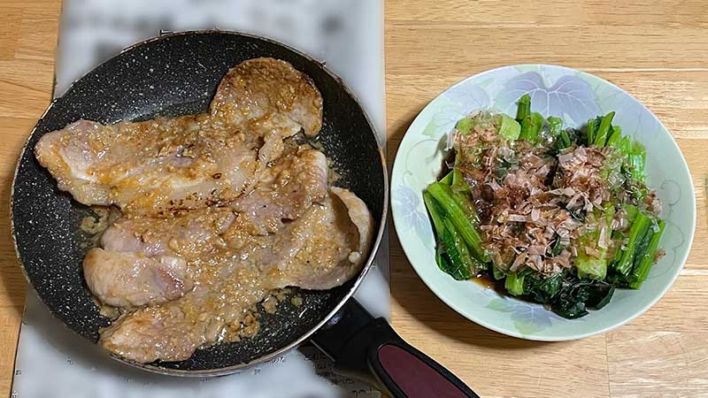 熱川ポークの味噌漬けを焼いたところ 付け合わせは小松菜のおひたし