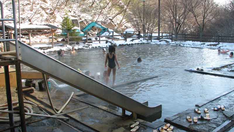 北温泉の巨大プール風呂