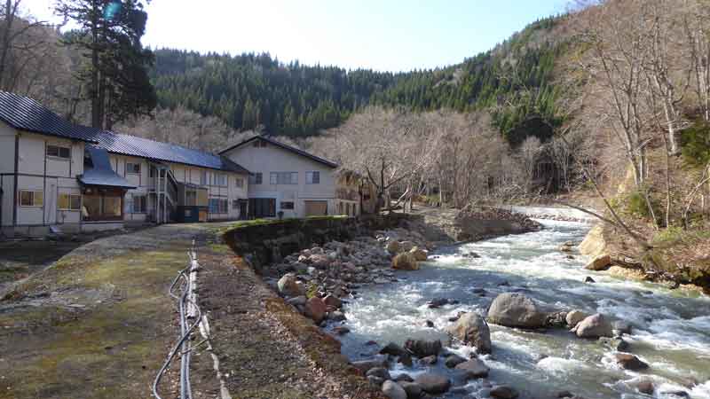 沢側から見た銭川温泉