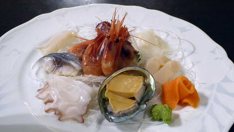はぼろ温泉サンセットプラザの夕食　刺身がすごい量