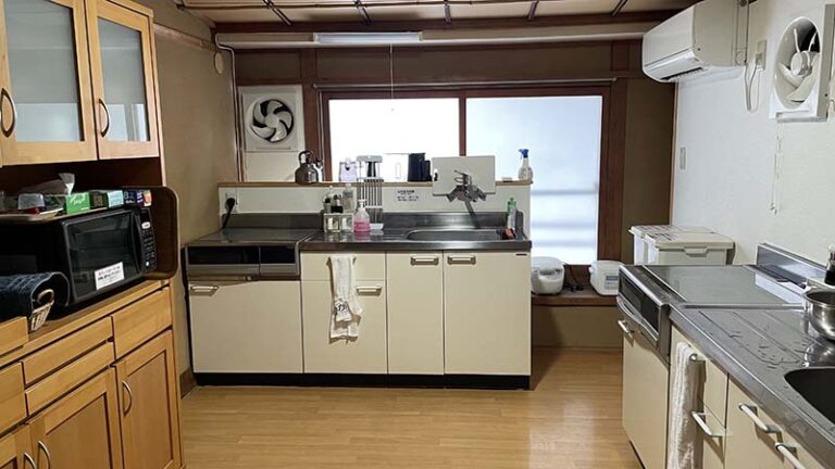 ゆのかの2階の台所の全景