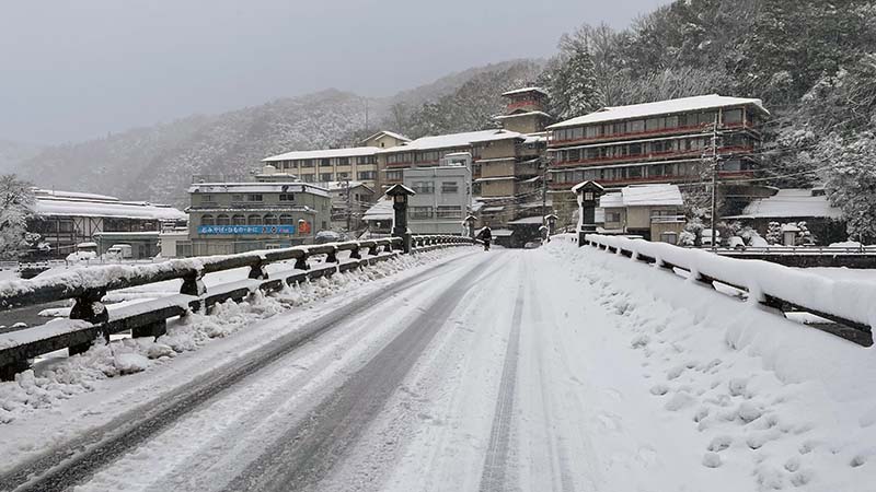 雪の三朝温泉