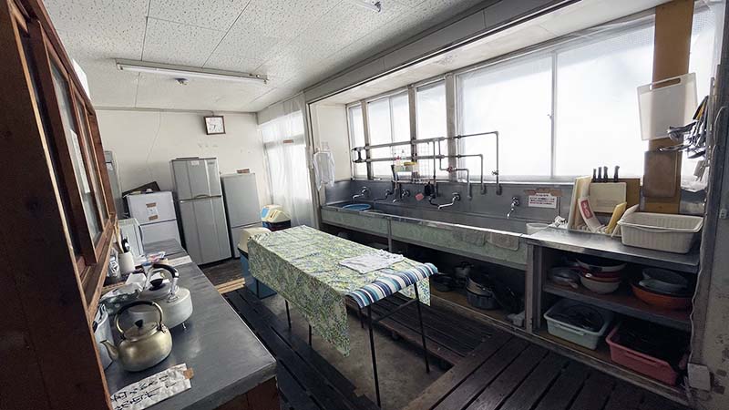 松川温泉峡雲荘で自炊。台所が道具も含めてピカピカで使いやすい。