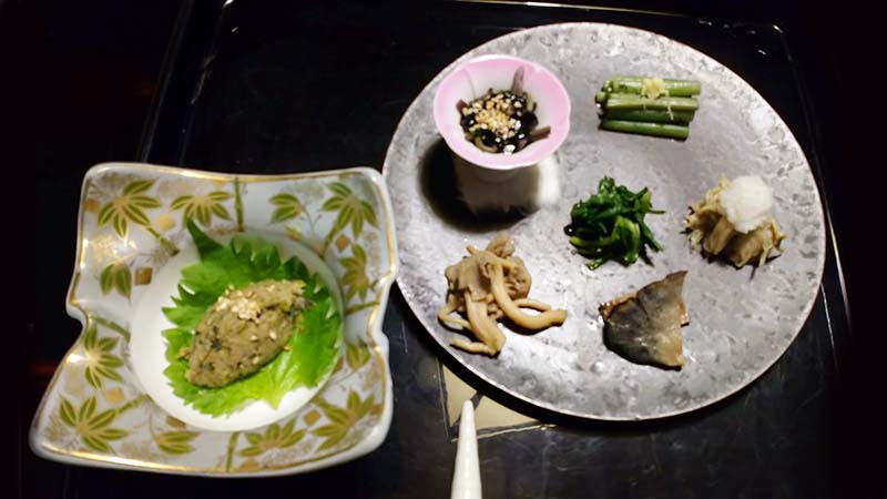 出羽屋さんの夕食の前菜。キノコと山菜がたっぷり