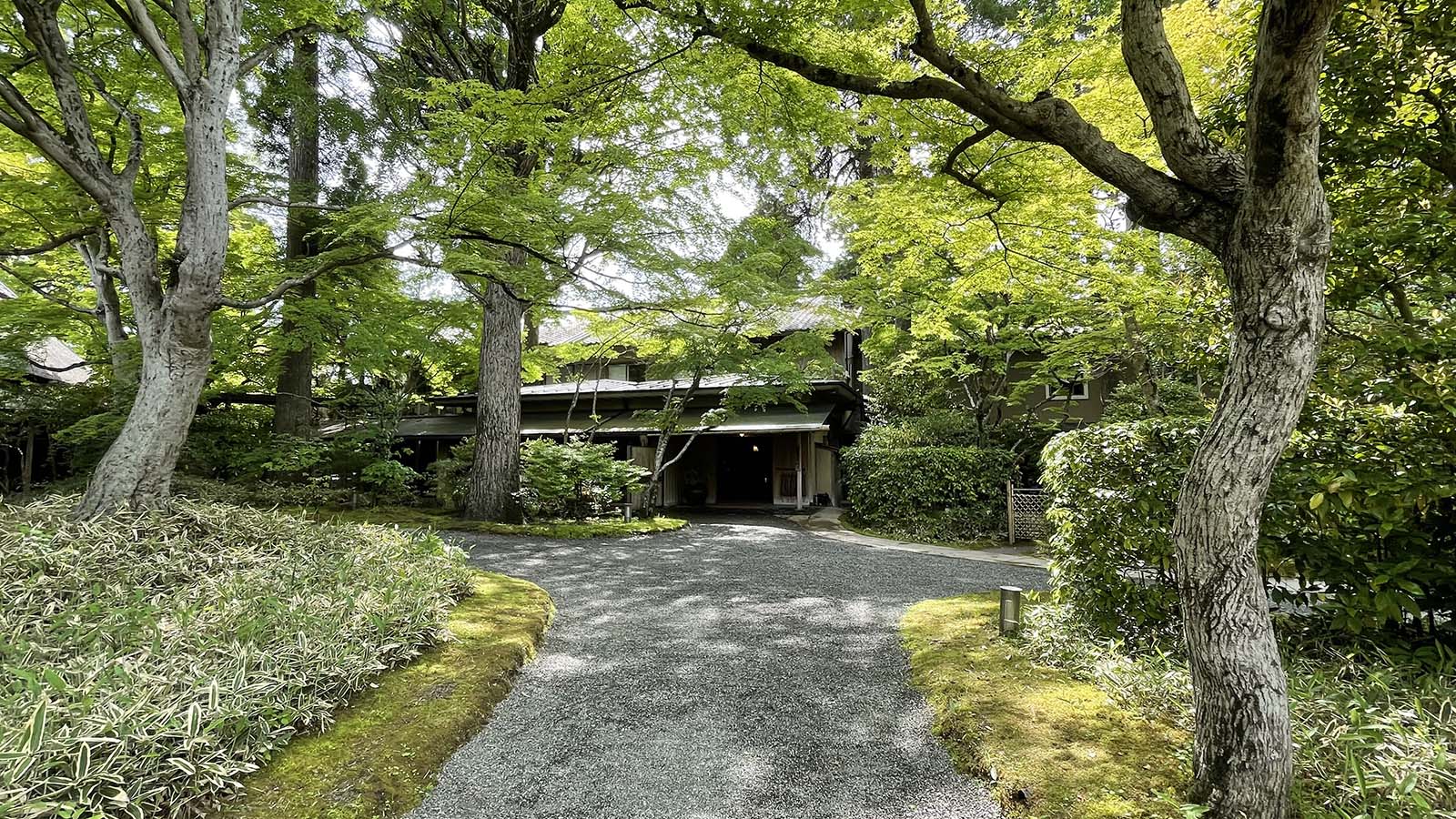 湯布院の亀の井別荘 門からフロントへ