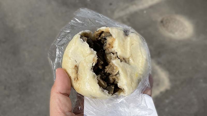 青木村　おやき山本の茄子おやき割ったところ